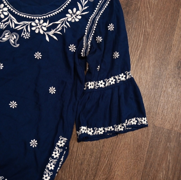 Escapada Navy Tunic Scoop Neck Top White Floral Embroidery Women’s Sz M - Picture 3 of 6